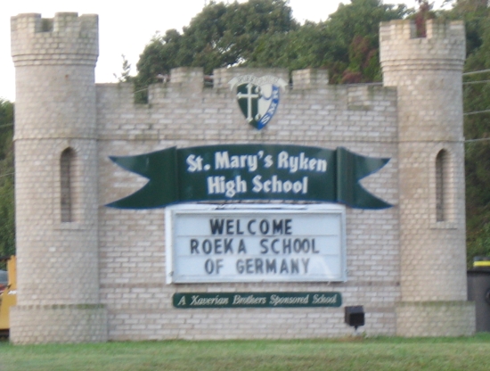 Willkommensgruß am Eingang der St. Mary’s Ryken High School