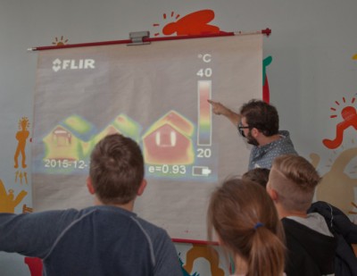 Das Wärmebild zeigt deutliche Unterschiede bei den Energieverlusten der drei Gebäude.